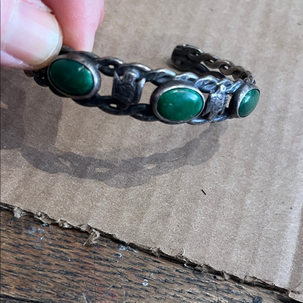 NAVAJO STERLING WITH GREEN MALACHITE  StoneS / THUNDERBIRDS ALL Silver  CUFF